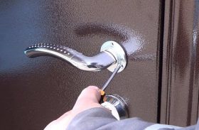 Замена дверной ручки металлической двери в Сочи