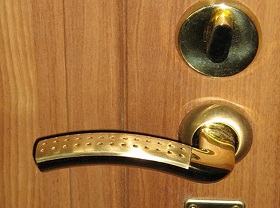 Замена дверной ручки входной двери в Сочи