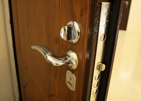 Замена входной двери в квартире в Сочи