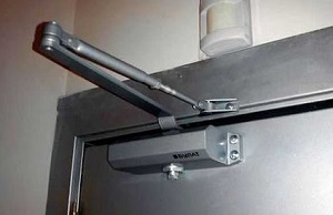 Установка доводчика на металлическую дверь в Сочи