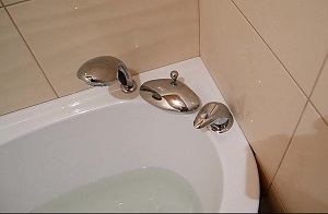 Установка смесителя на ванну в Сочи